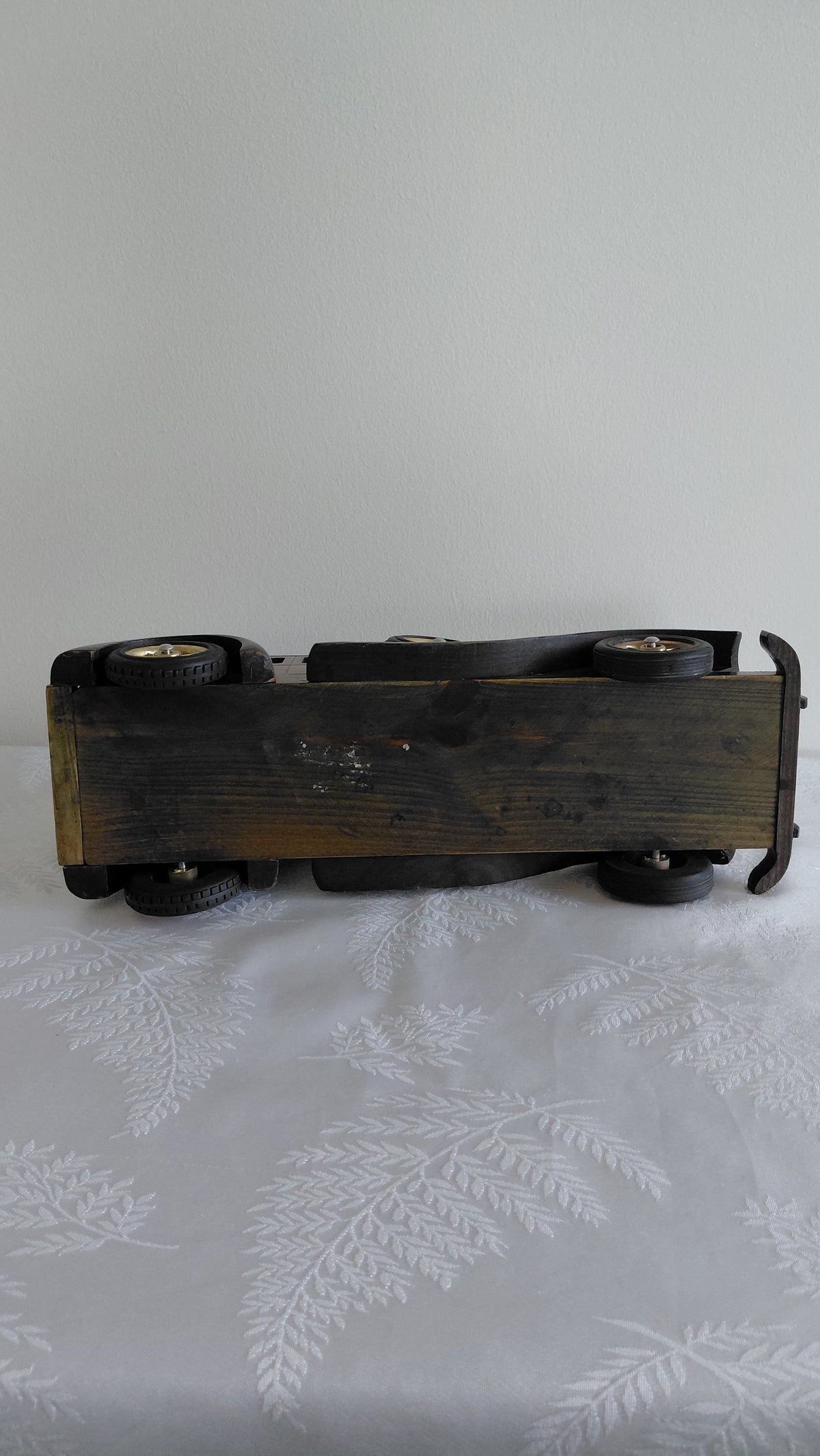 Módel af forn bíl úr við (L37.5 cm), Vintage