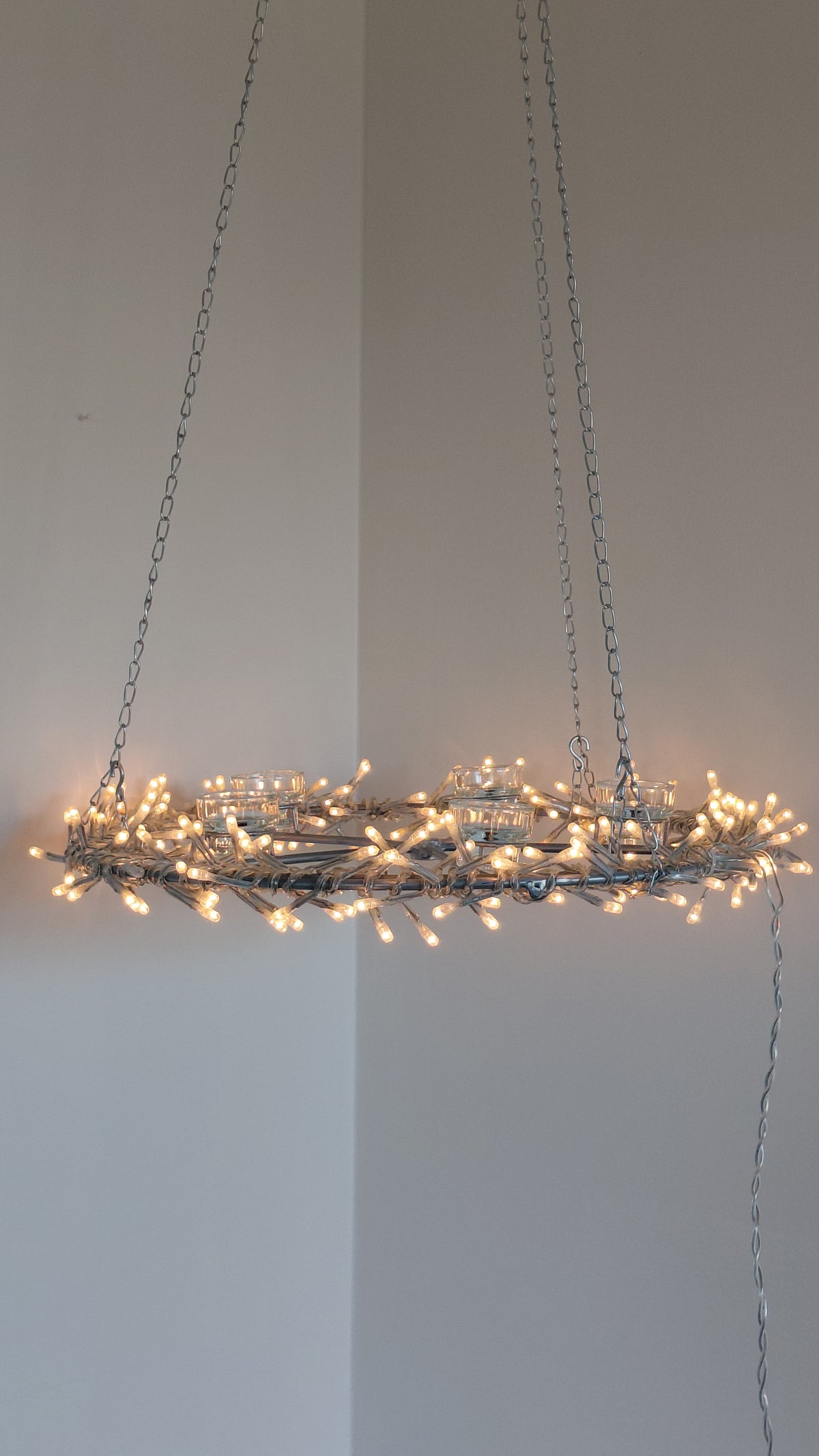 Led ljósakrans með sprittkertastjökum (Ø49 cm)