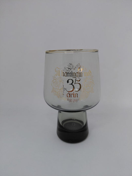 Glas "Til hamingju með 35 árin"