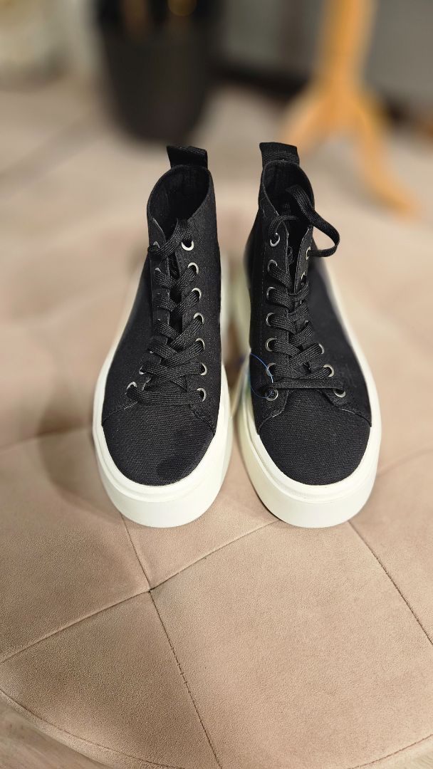 Svartir uppháir strigaskór, EUR 39