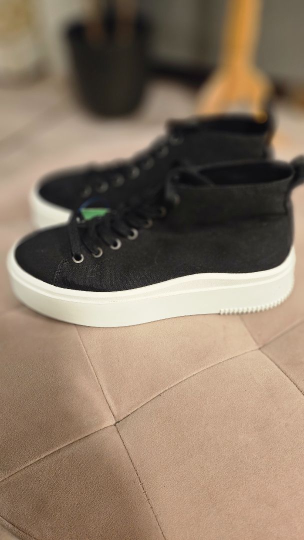 Svartir uppháir strigaskór, EUR 39