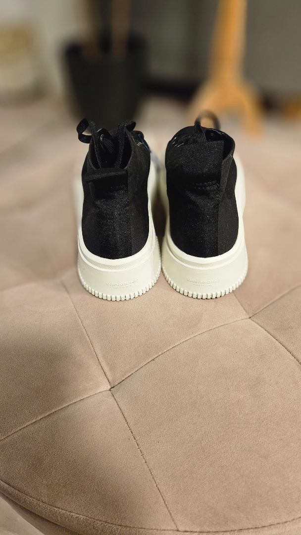 Svartir uppháir strigaskór, EUR 39