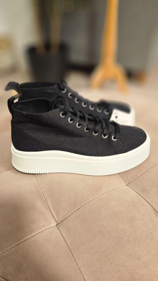 Svartir uppháir strigaskór, EUR 39