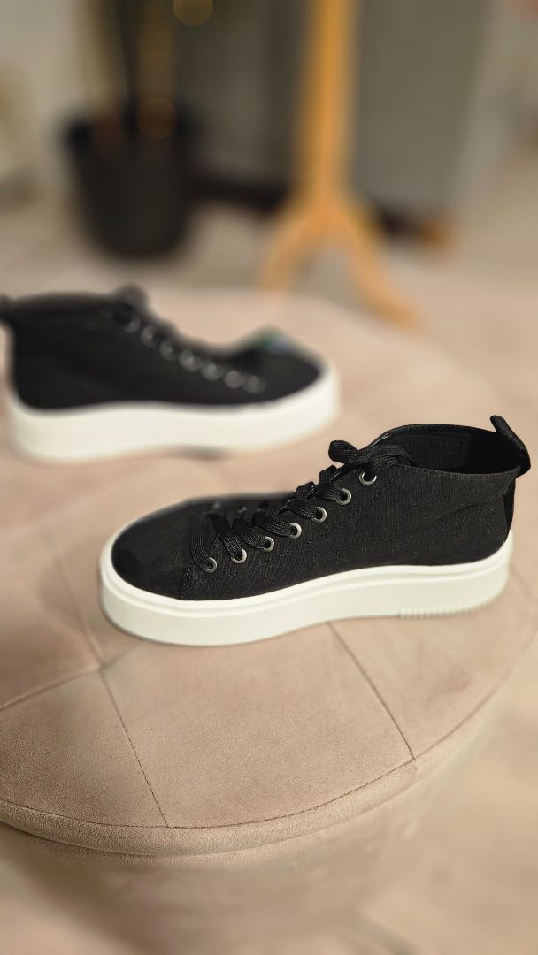 Svartir uppháir strigaskór, EUR 39