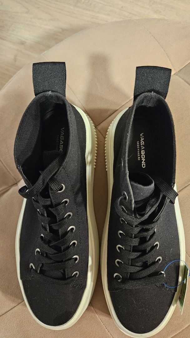 Svartir uppháir strigaskór, EUR 39