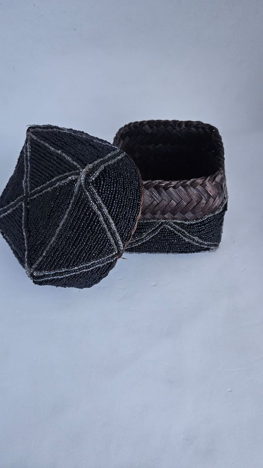 Small bast basket with lid