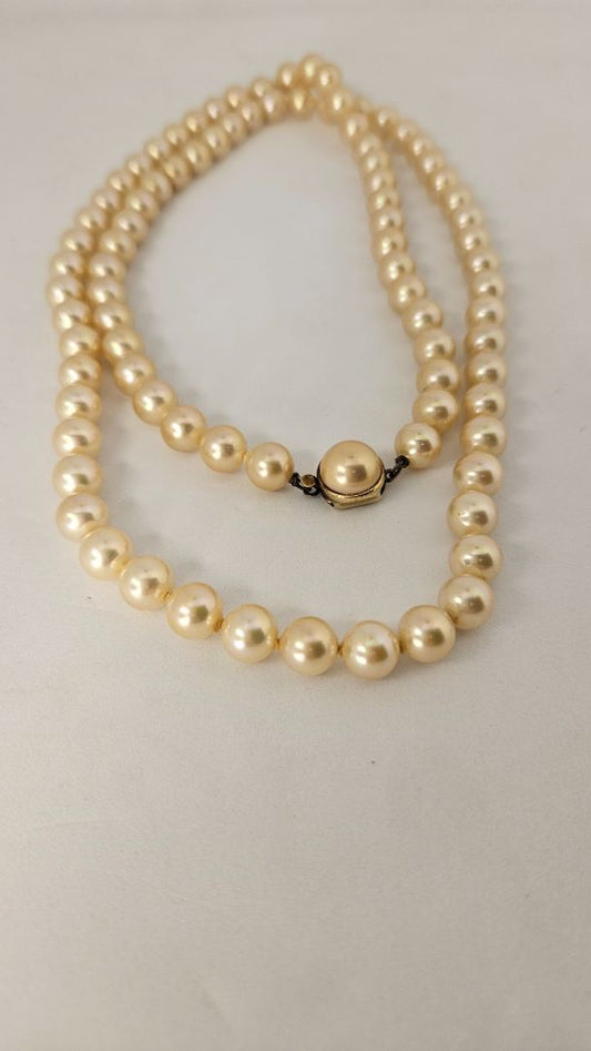 Vintage pearl necklace (at least 1969)