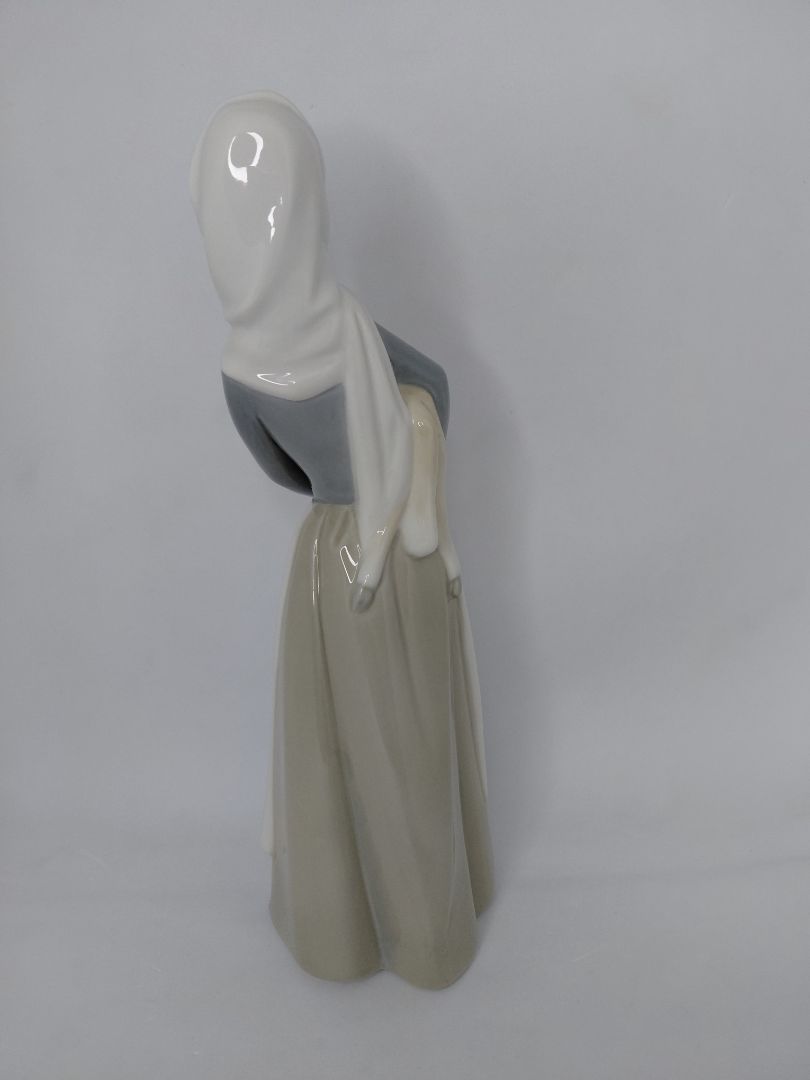 Statue of a girl holding a lamb #4584, Lladro