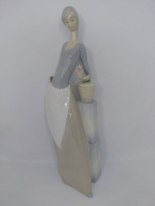 Woman holding a butterfly, NAO - Lladro