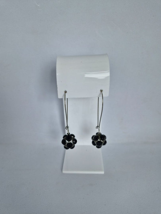 Side earrings with black stones