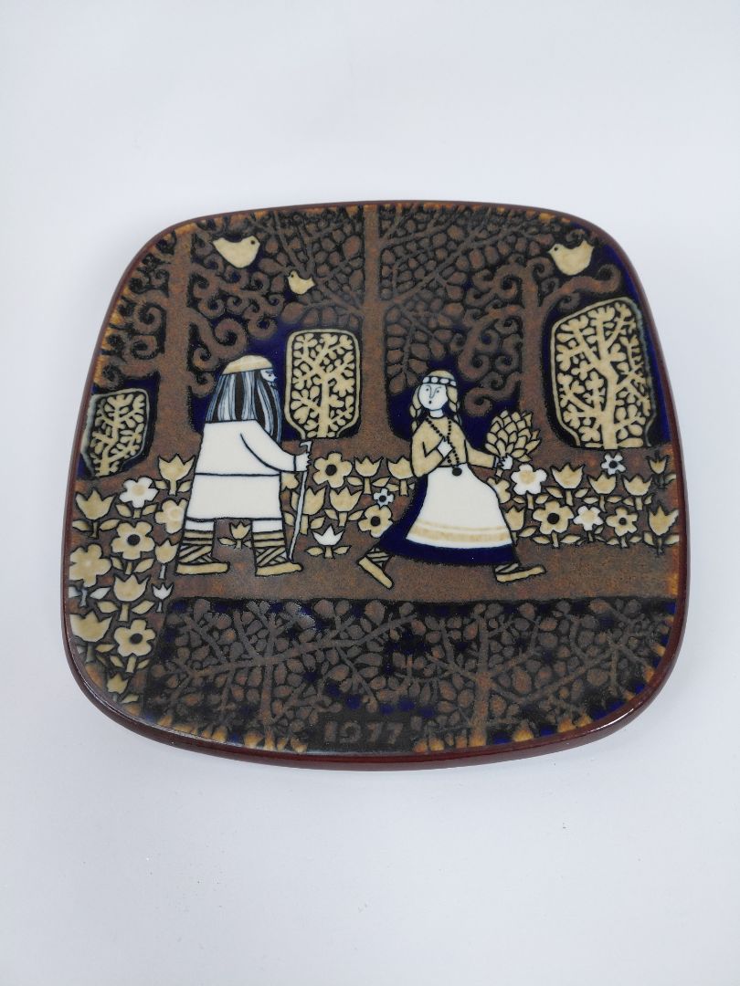 Vintage (1977) wall plate from the Kalevala line, Arabia Finland