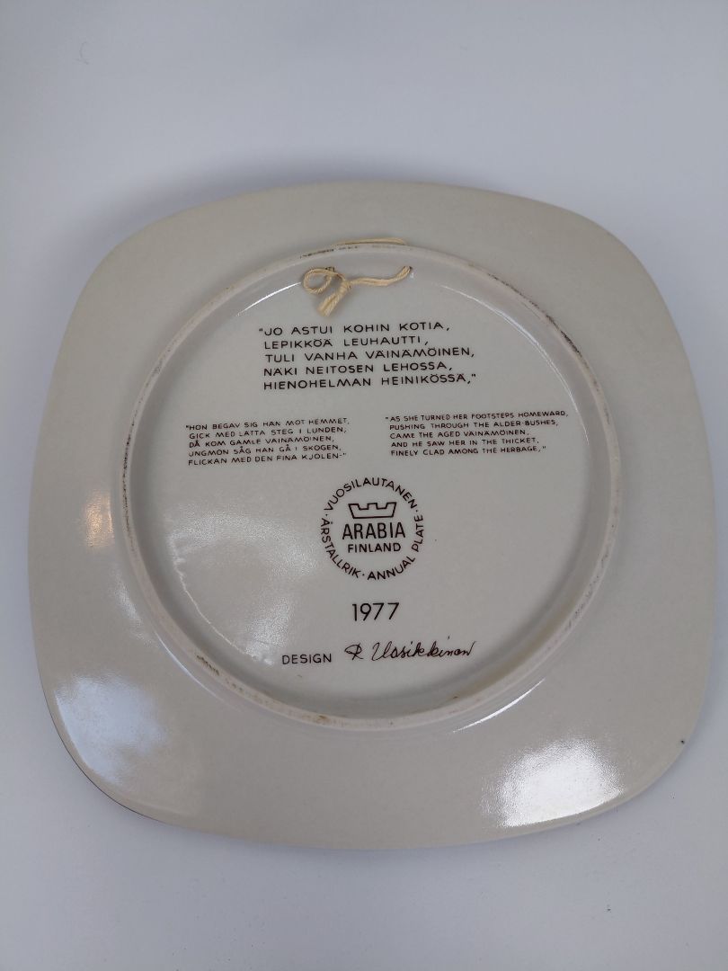 Vintage (1977) wall plate from the Kalevala line, Arabia Finland