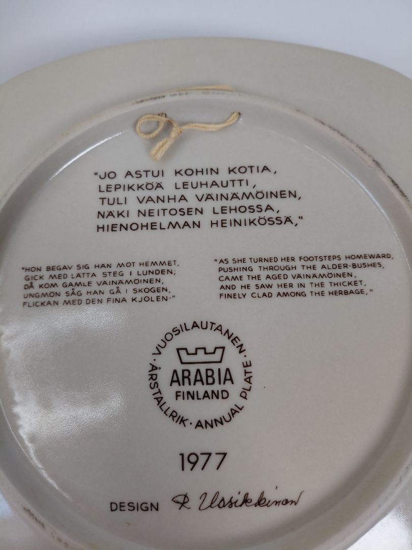 Vintage (1977) wall plate from the Kalevala line, Arabia Finland