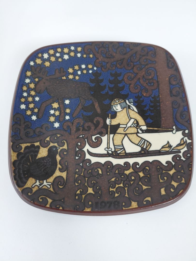 Vintage (1978) wall plate from the Kalevala line, Arabia Finland