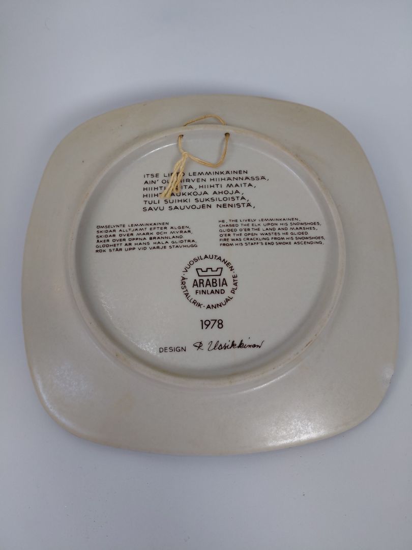 Vintage (1978) wall plate from the Kalevala line, Arabia Finland
