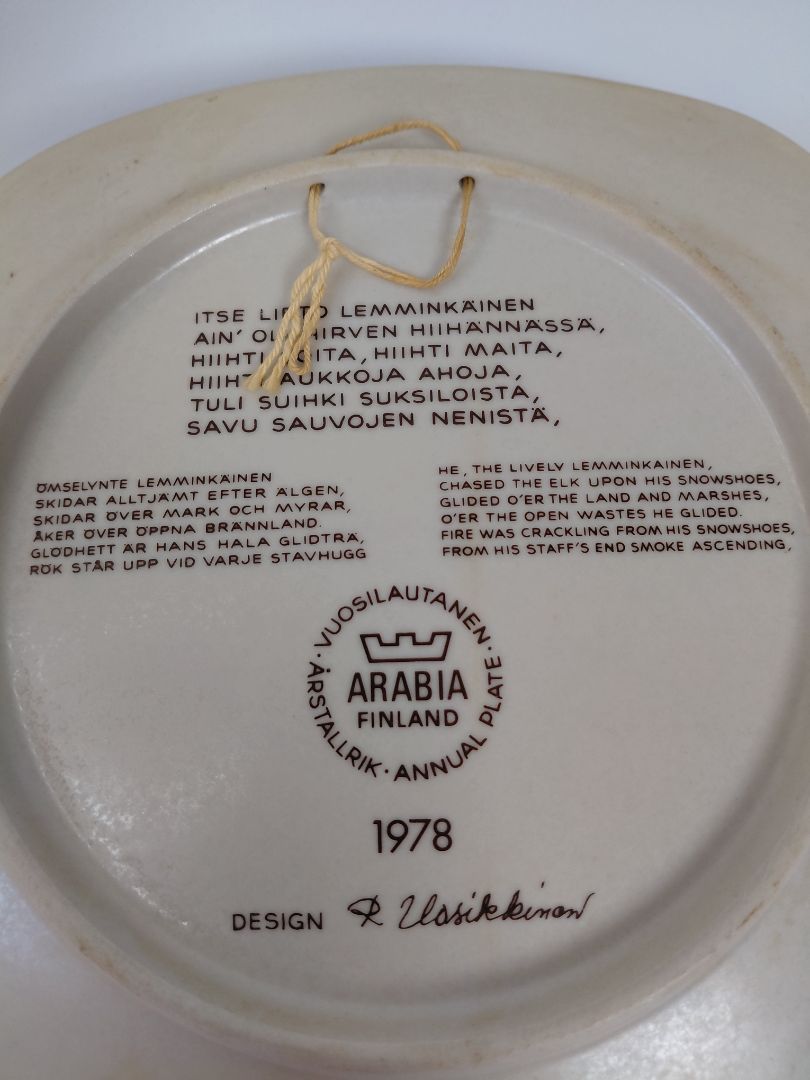Vintage (1978) wall plate from the Kalevala line, Arabia Finland