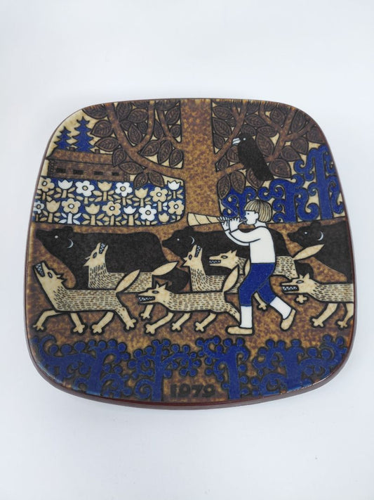 Vintage (1979) veggplatti úr Kalevala línunni, Arabia Finland