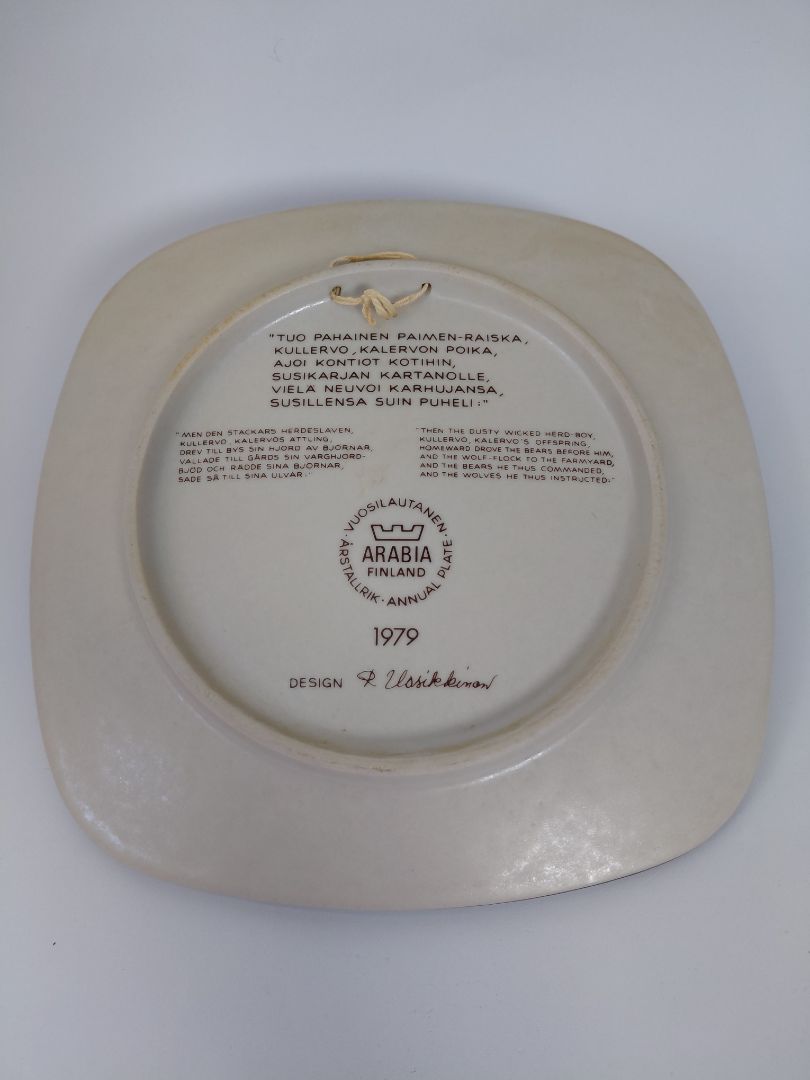 Vintage (1979) veggplatti úr Kalevala línunni, Arabia Finland