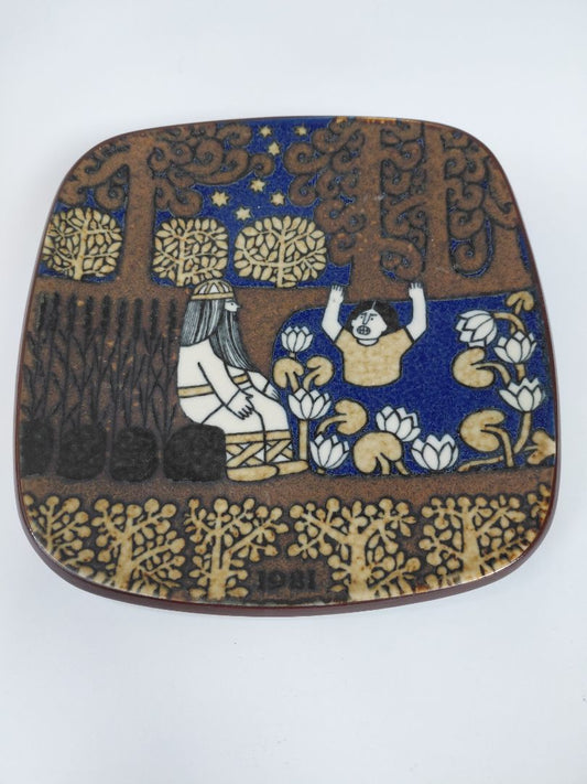 Vintage (1981) wall plate from the Kalevala line, Arabia Finland