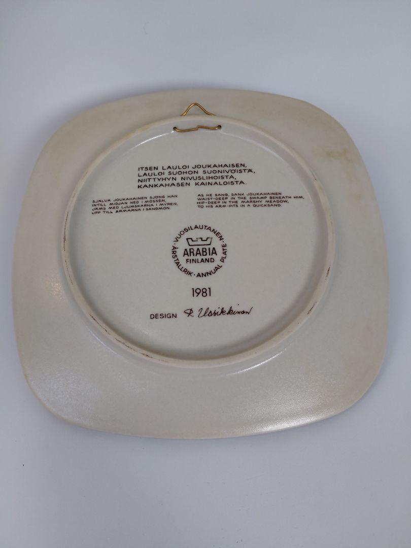 Vintage (1981) wall plate from the Kalevala line, Arabia Finland