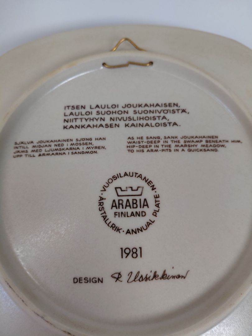 Vintage (1981) wall plate from the Kalevala line, Arabia Finland