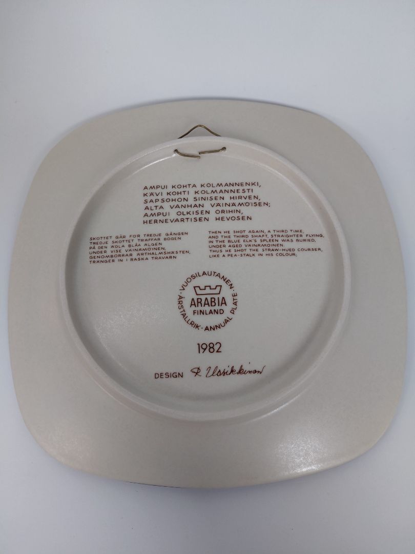 Vintage (1982) wall plate from the Kalevala line, Arabia Finland