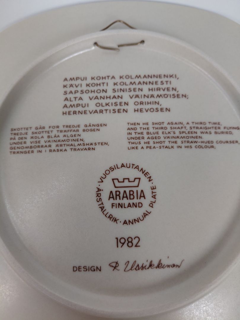 Vintage (1982) wall plate from the Kalevala line, Arabia Finland