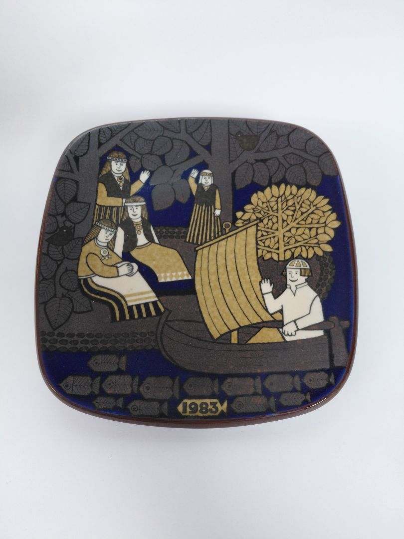 Vintage (1983) wall plate from the Kalevala line, Arabia Finland