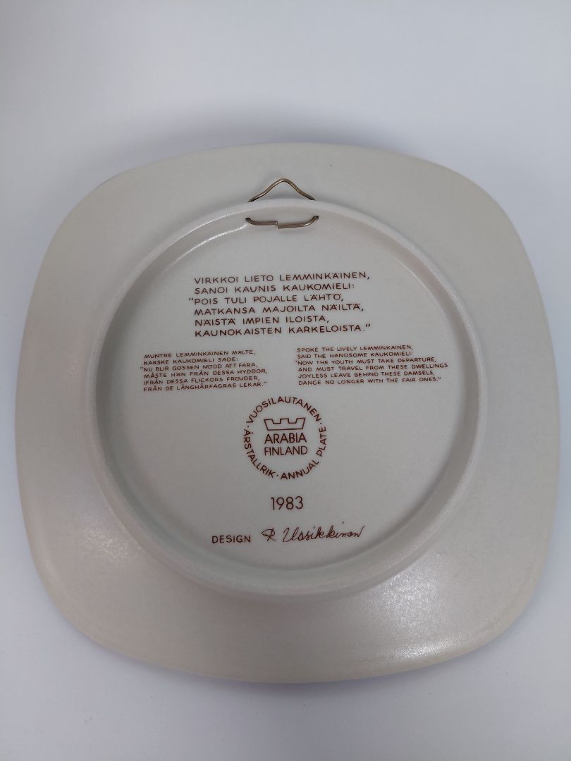 Vintage (1983) wall plate from the Kalevala line, Arabia Finland