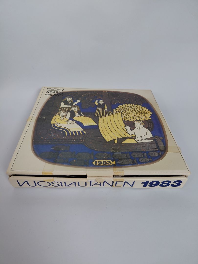 Vintage (1983) wall plate from the Kalevala line, Arabia Finland