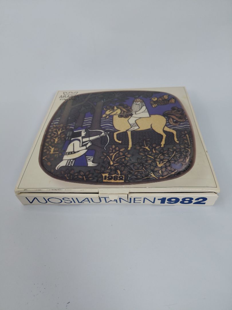 Vintage (1982) wall plate from the Kalevala line, Arabia Finland