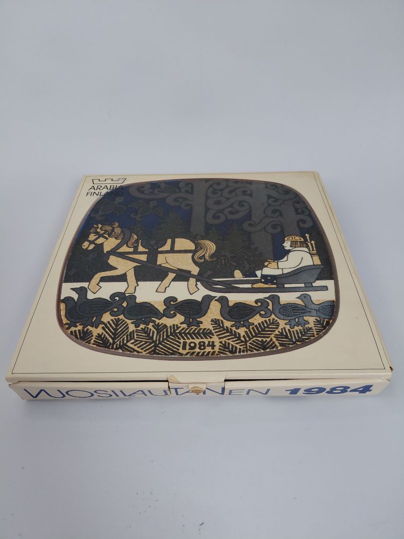 Vintage (1984) wall plate from the Kalevala line, Arabia Finland