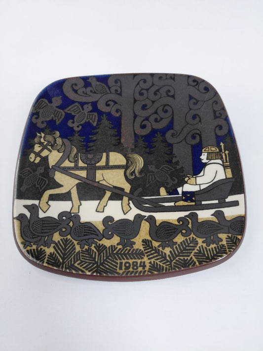 Vintage (1984) wall plate from the Kalevala line, Arabia Finland