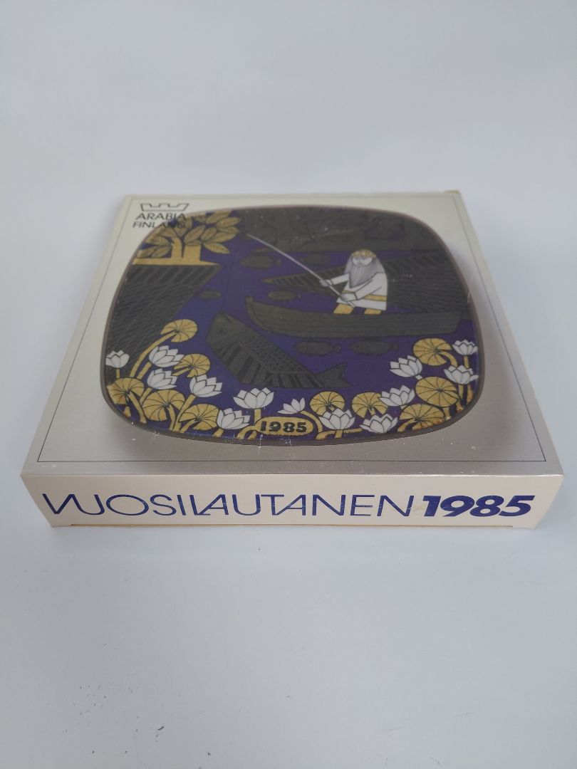 Vintage (1985) wall plate from the Kalevala line, Arabia Finland
