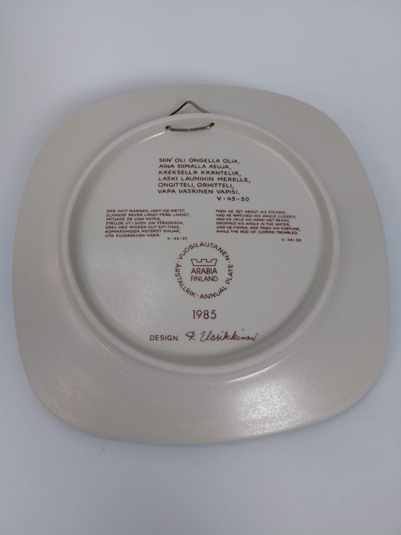Vintage (1985) wall plate from the Kalevala line, Arabia Finland