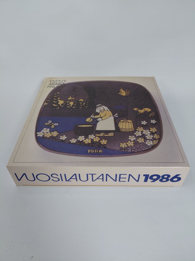 Vintage (1986) wall plate from the Kalevala line, Arabia Finland