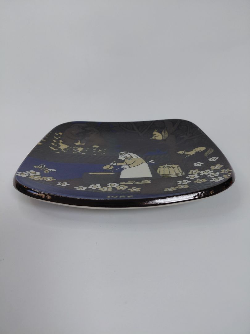 Vintage (1986) wall plate from the Kalevala line, Arabia Finland