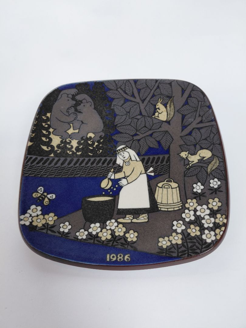 Vintage (1986) wall plate from the Kalevala line, Arabia Finland
