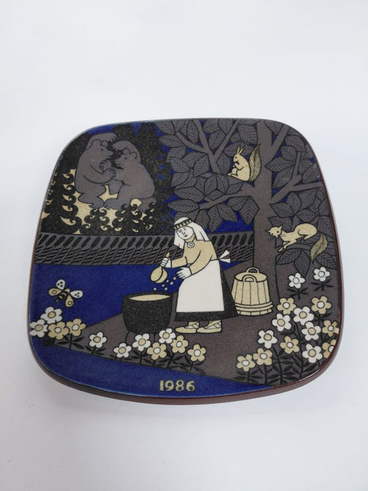 Vintage (1986) wall plate from the Kalevala line, Arabia Finland