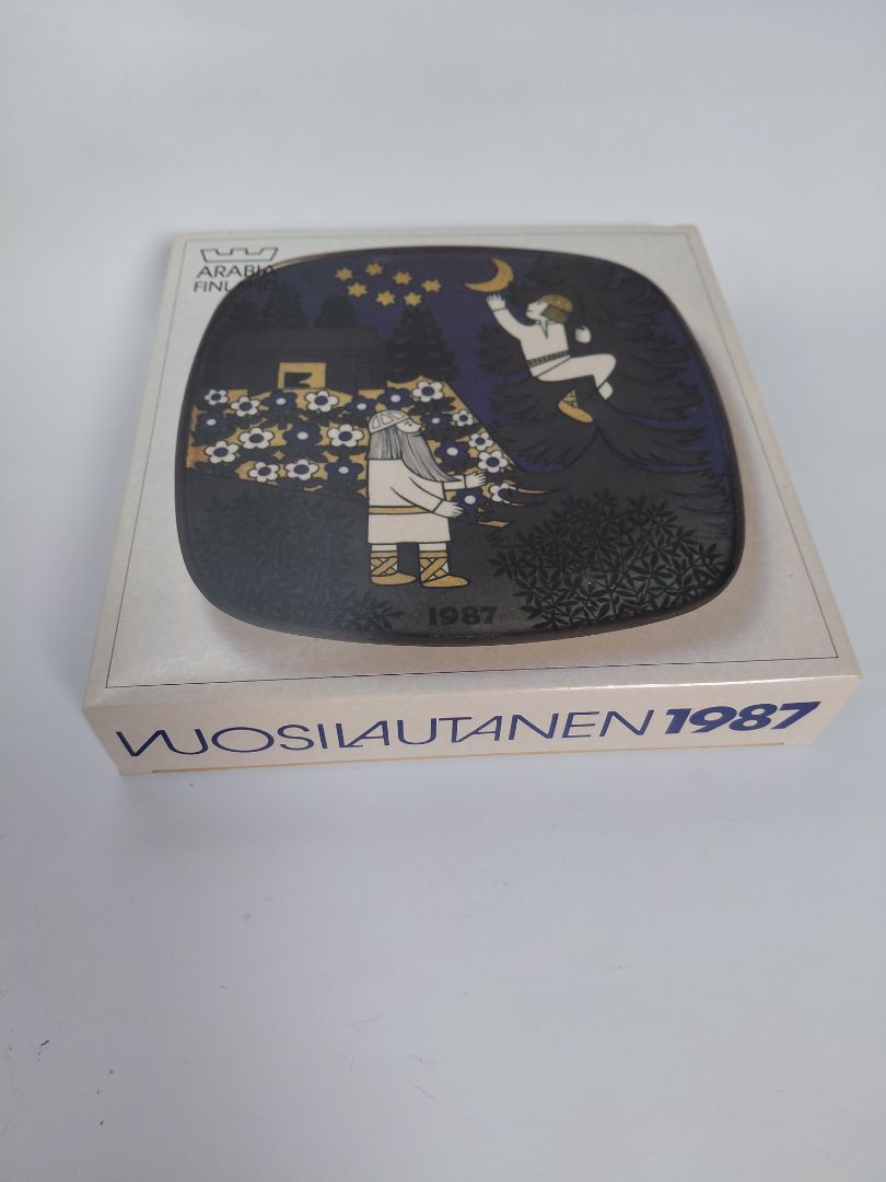 Vintage (1987) wall plate from the Kalevala line, Arabia Finland