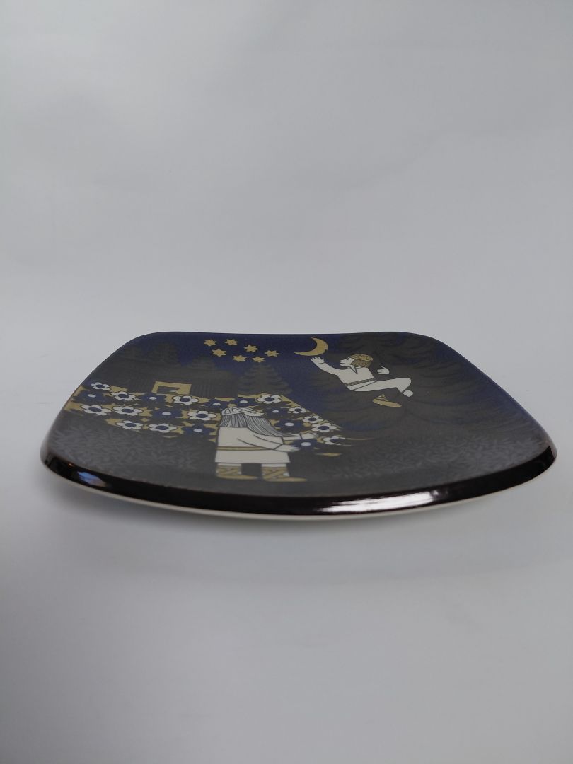 Vintage (1987) wall plate from the Kalevala line, Arabia Finland