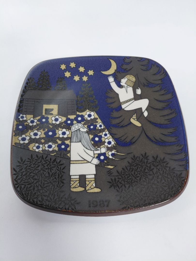 Vintage (1987) wall plate from the Kalevala line, Arabia Finland
