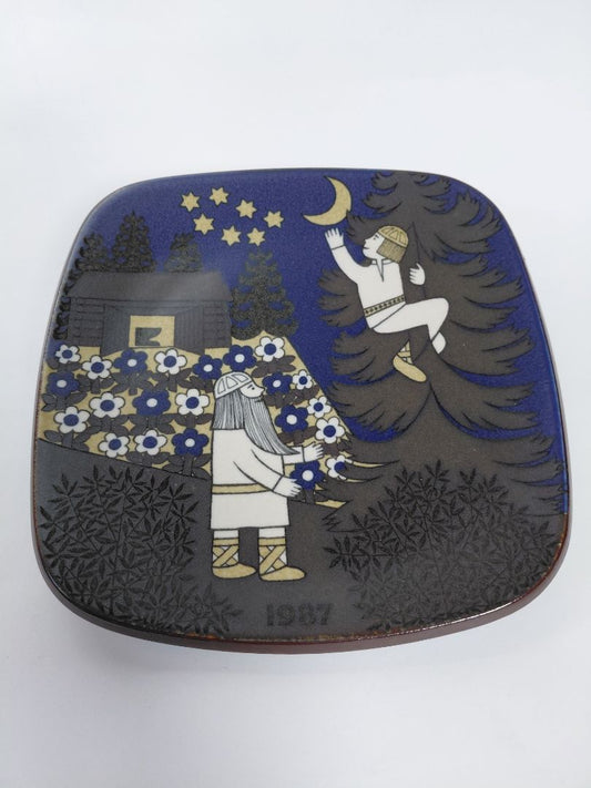 Vintage (1987) wall plate from the Kalevala line, Arabia Finland