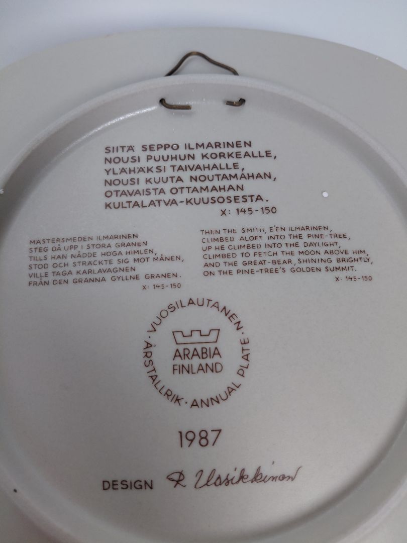 Vintage (1987) wall plate from the Kalevala line, Arabia Finland
