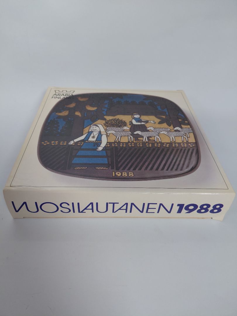 Vintage (1988) wall plate from the Kalevala line, Arabia Finland