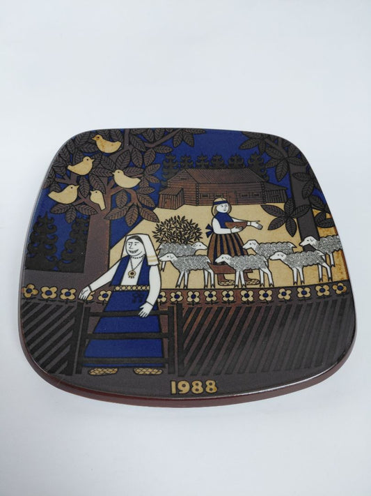 Vintage (1988) wall plate from the Kalevala line, Arabia Finland