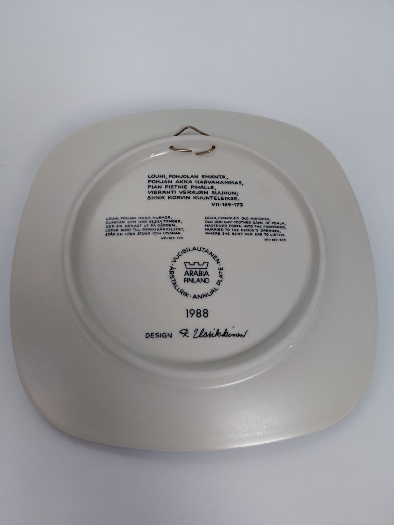 Vintage (1988) wall plate from the Kalevala line, Arabia Finland