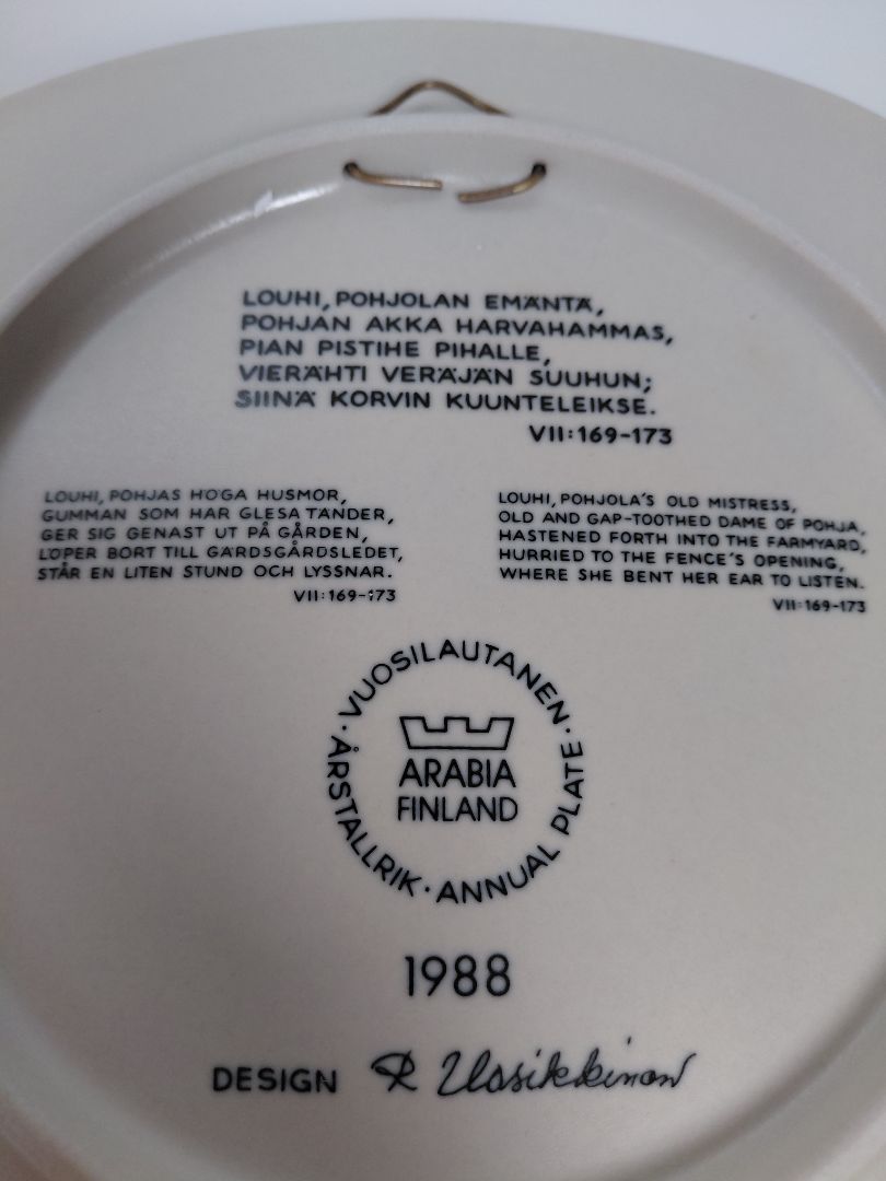 Vintage (1988) wall plate from the Kalevala line, Arabia Finland