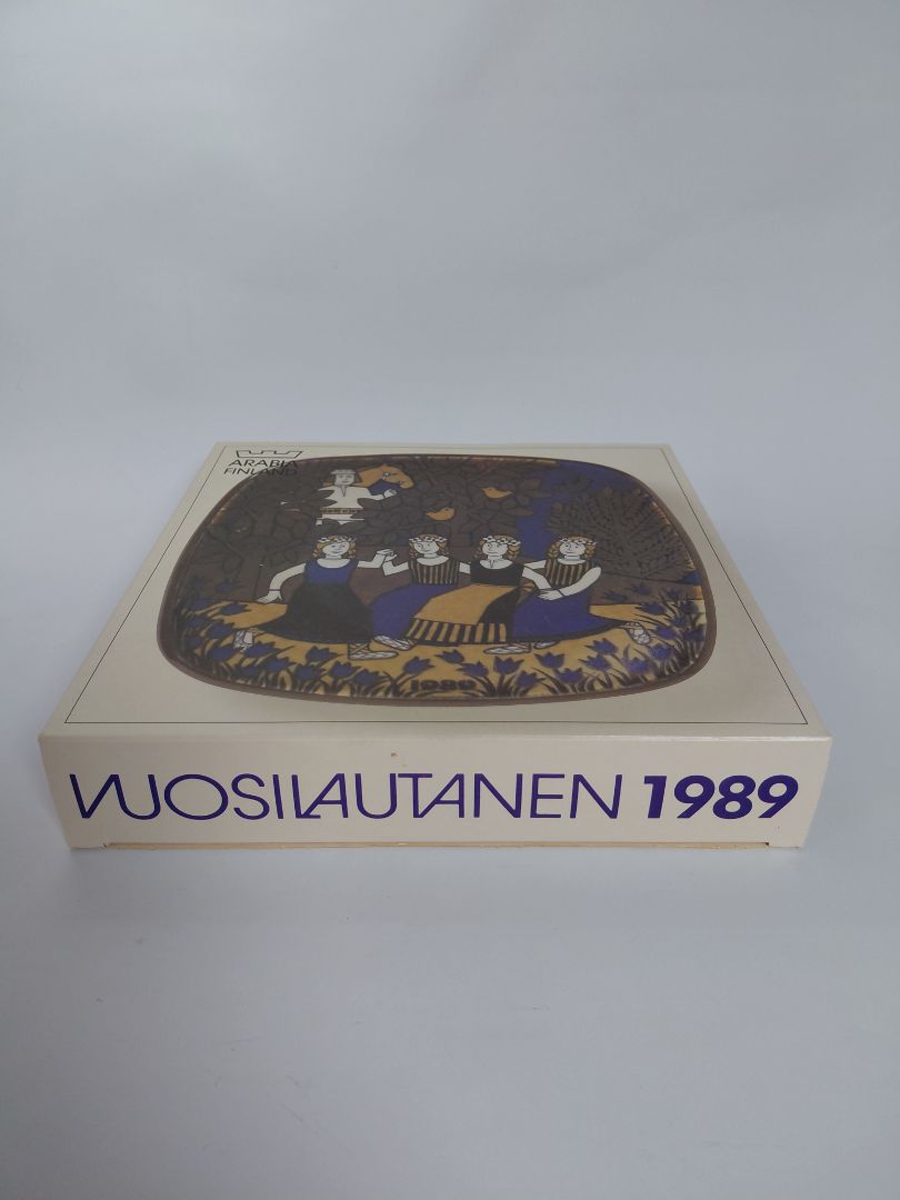Vintage (1989) wall plate from the Kalevala line, Arabia