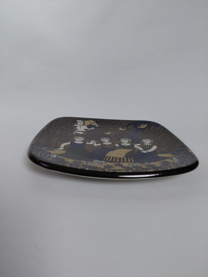 Vintage (1989) wall plate from the Kalevala line, Arabia